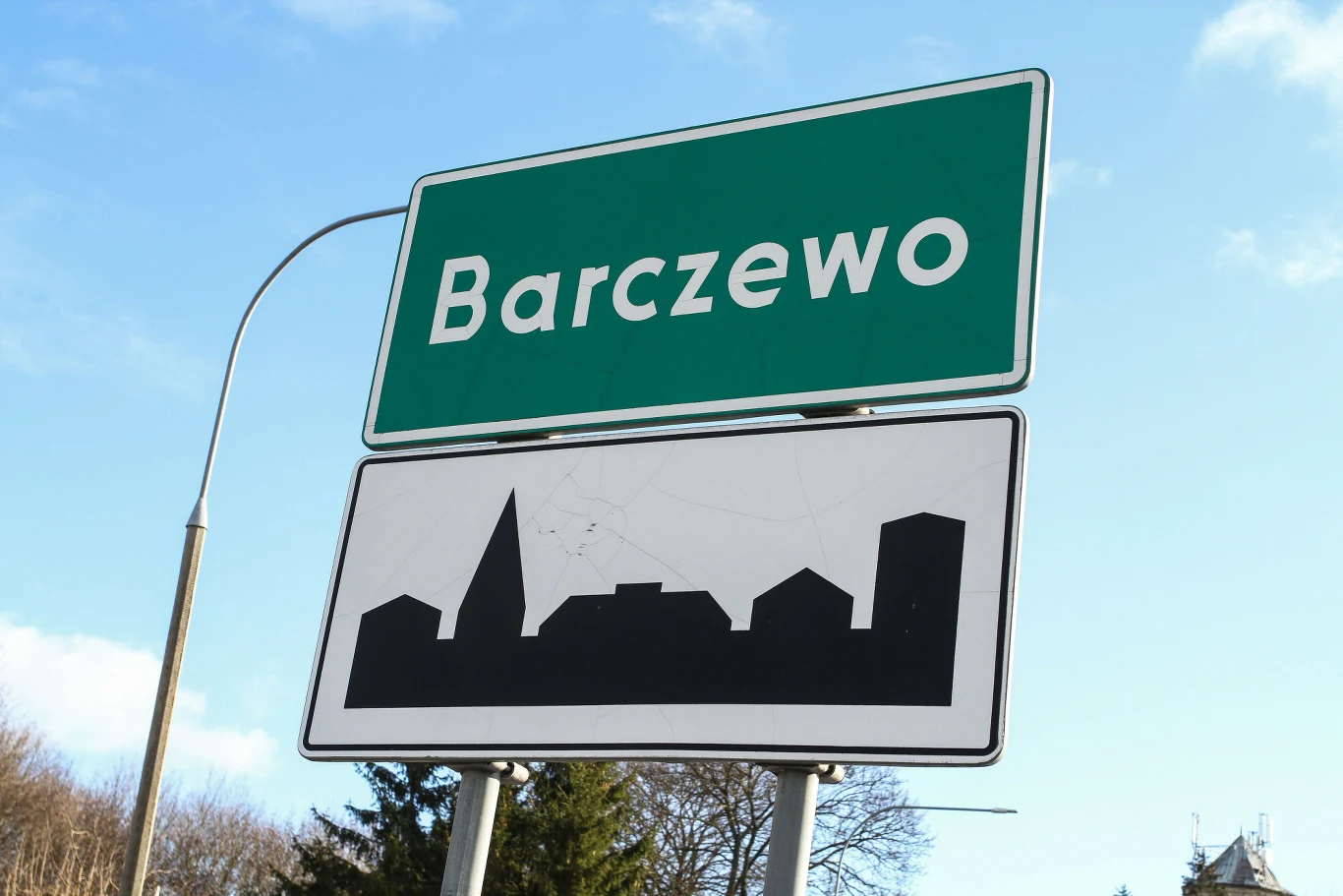 Jeżeli teren zabudowany zaczyna się w tym samym miejscu co miejscowość, to znak D-42 będzie umieszczony razem z E-17a. Znaków nie można stosować wymiennie. Jeżeli teren zabudowany zaczyna się w tym samym miejscu co miejscowość, to znak D-42 będzie umieszczony razem z E-17a. Znaków nie można stosować wymiennie.