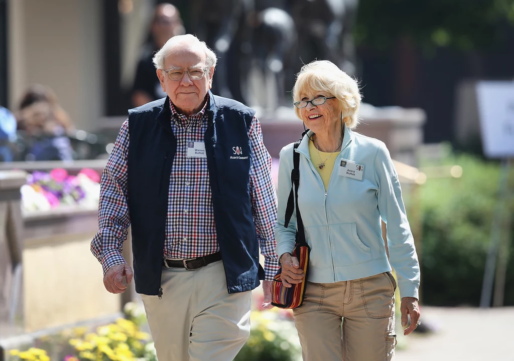 Z lewej: miliarder Warren Buffett. Z prawej: jego żona Astrid Buffet