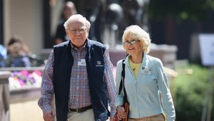 Z lewej: miliarder Warren Buffett. Z prawej: jego żona Astrid Buffet