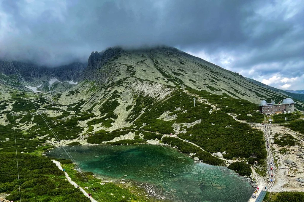 U stóp Tatrzańskiej Łomnicy można odpocząć spacerując wśród górskiej przyrody