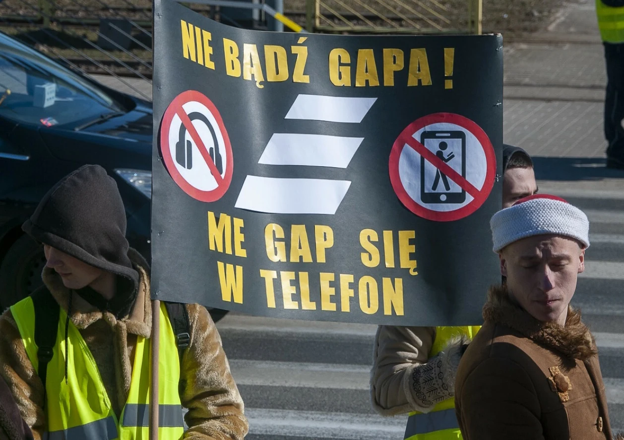 Ministerstwo Infrastruktury przeciwne zakazowi używania telefonów na przejściach dla pieszych Ministerstwo Infrastruktury przeciwne zakazowi używania telefonów na przejściach dla pieszych