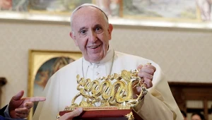 Papież Franciszek z prezentem od wietnamskiej delegacji - 2018 r.