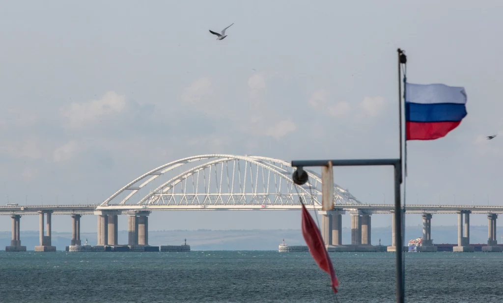 Most Krymski stanowi dziś także gorzkie przypomnienie czasów, gdy w Ukrainie szczególnie dużą pozycję mieli ludzie o prorosyjskim nastawieniu np. prezydent Wiktor Janukowycz. W 2010 roku podpisał z ówczesnym prezydentem Rosji, Dmitrijem Miedwiediewem, porozumienie w sprawie wspólnego stworzenia takiego mostu właśnie nad Cieśniną Kerczeńską. Ukraiński rząd po serii kolejnych porozumień zatwierdził ostateczną umowę w styczniu 2014 roku, co miało doprowadzić do rozpoczęcia realizacji rosyjsko-ukraińskiej inwestycji. Obecnie dla Ukraińców brzmi to jak chory żart