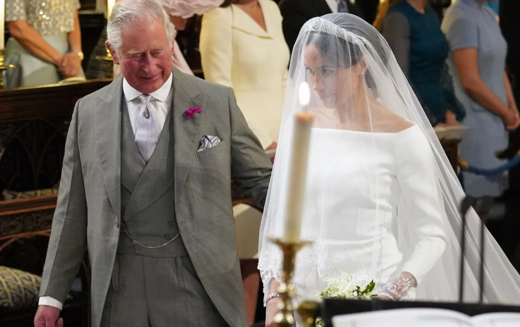 Karol III i Meghan Markle. 