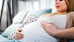 Dowiedziałaś się, że jesteś w ciąży i zastanawiasz się, jakie jest prawdopodobieństwo, że urodzisz bliźniaki? Te czynniki mają znaczenie