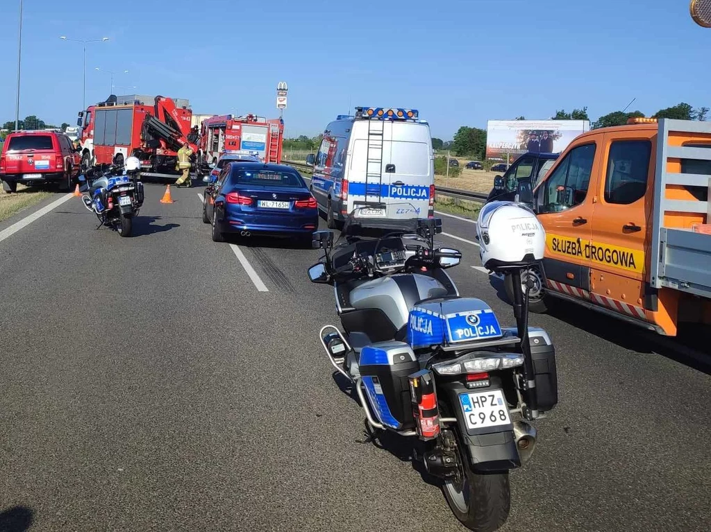 Duże utrudnienia na A2 w kierunku Poznania, na wysokości Brwinowa. Zderzyły się 3 ciężarówki /fot. Twitter/Policja_KSP