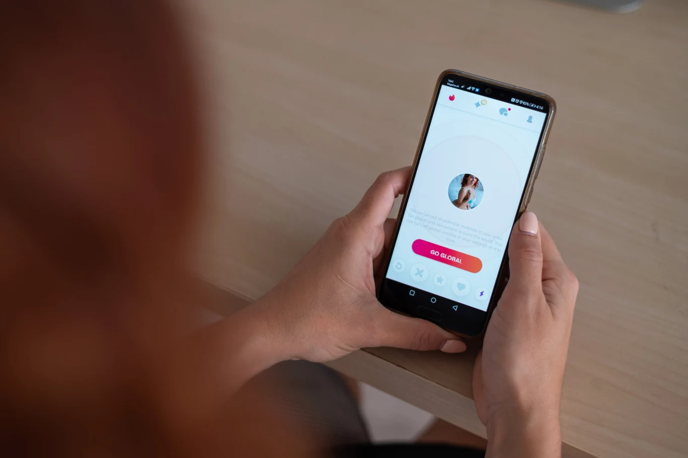 Dlaczego ludzie w związkach korzystają z Tindera?