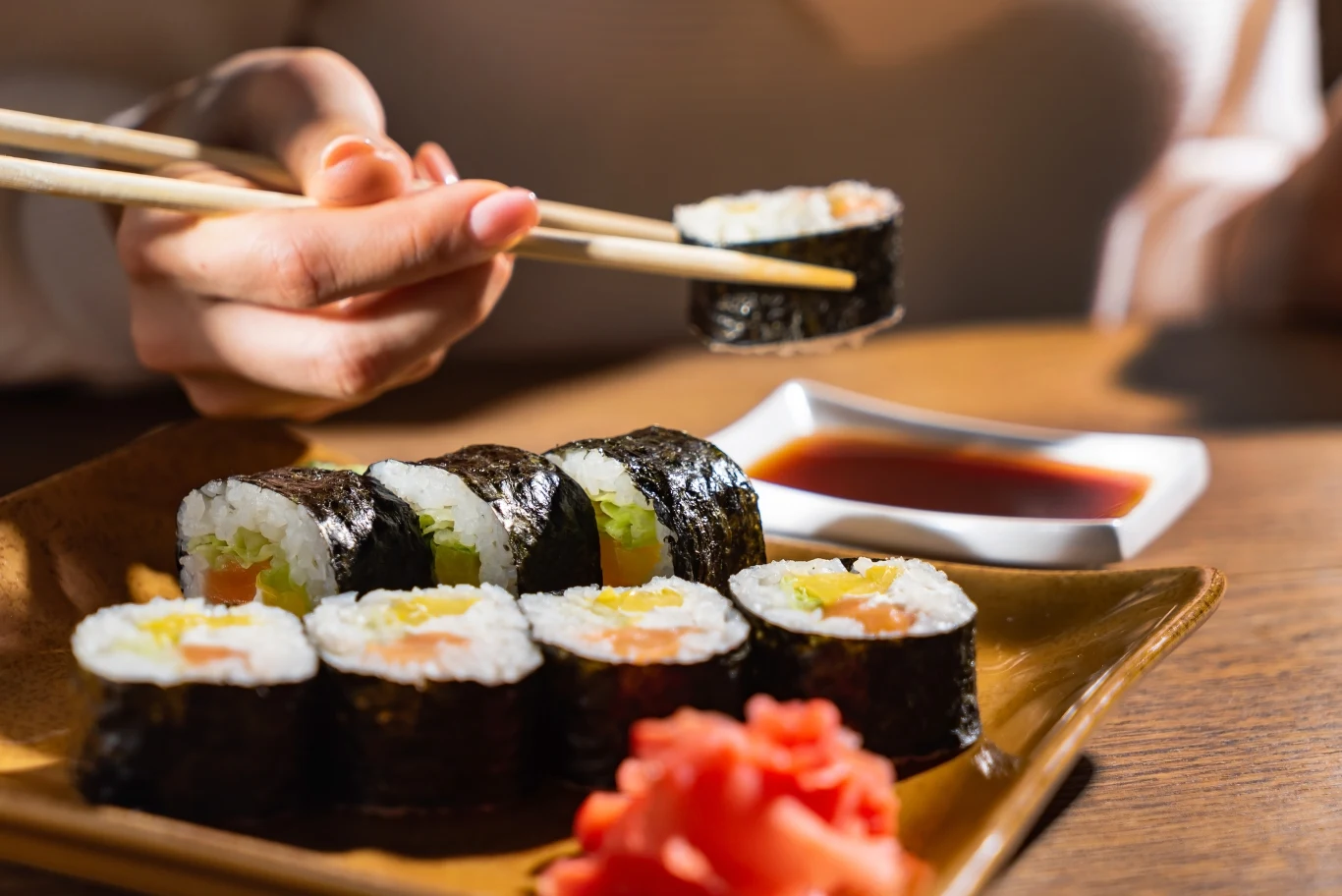 Moczenie sushi w sosie sojowym zabija to, co w nim najlepsze Moczenie sushi w sosie sojowym zabija to, co w nim najlepsze