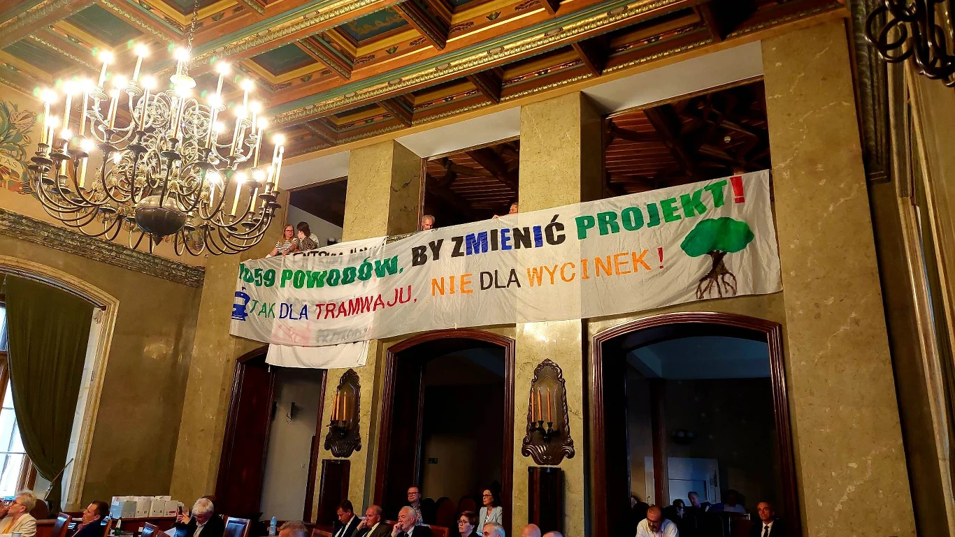 Prezydent miasta pozostaje nieugięty na głos krakowian. Pomimo protestu mieszkańców, włodarz Krakowa zlekceważył ich głosy. Krakowianie domagali się modyfikacji projektu, szczególnie zmniejszenia planowanej inwestycji drogowej, która ma powstać wraz z tramwajem. Ten wniosek został jednak odrzucony. Uwzględniono kilka pomniejszych. 