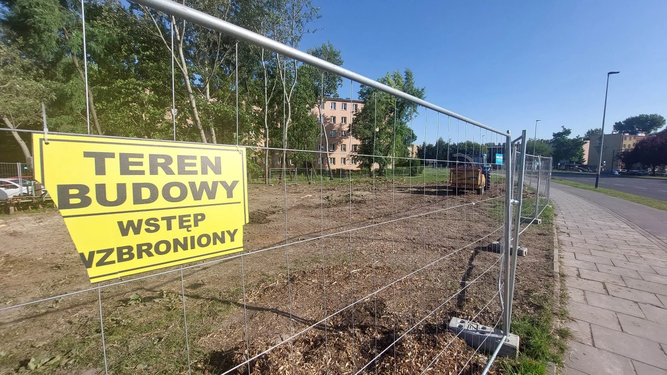 Kilka dni temu na placu budowy mieszkańcy znaleźli właśnie martwego jeża - to gatunek pod częściową ochroną. Wiceprezydent Andrzej Kulig uważa, że został tam celowo podrzucony, aby "robić obrzydliwą kampanię wyborczą". Na pytanie kto przyniósł truchło, odpowiedział: lisy.