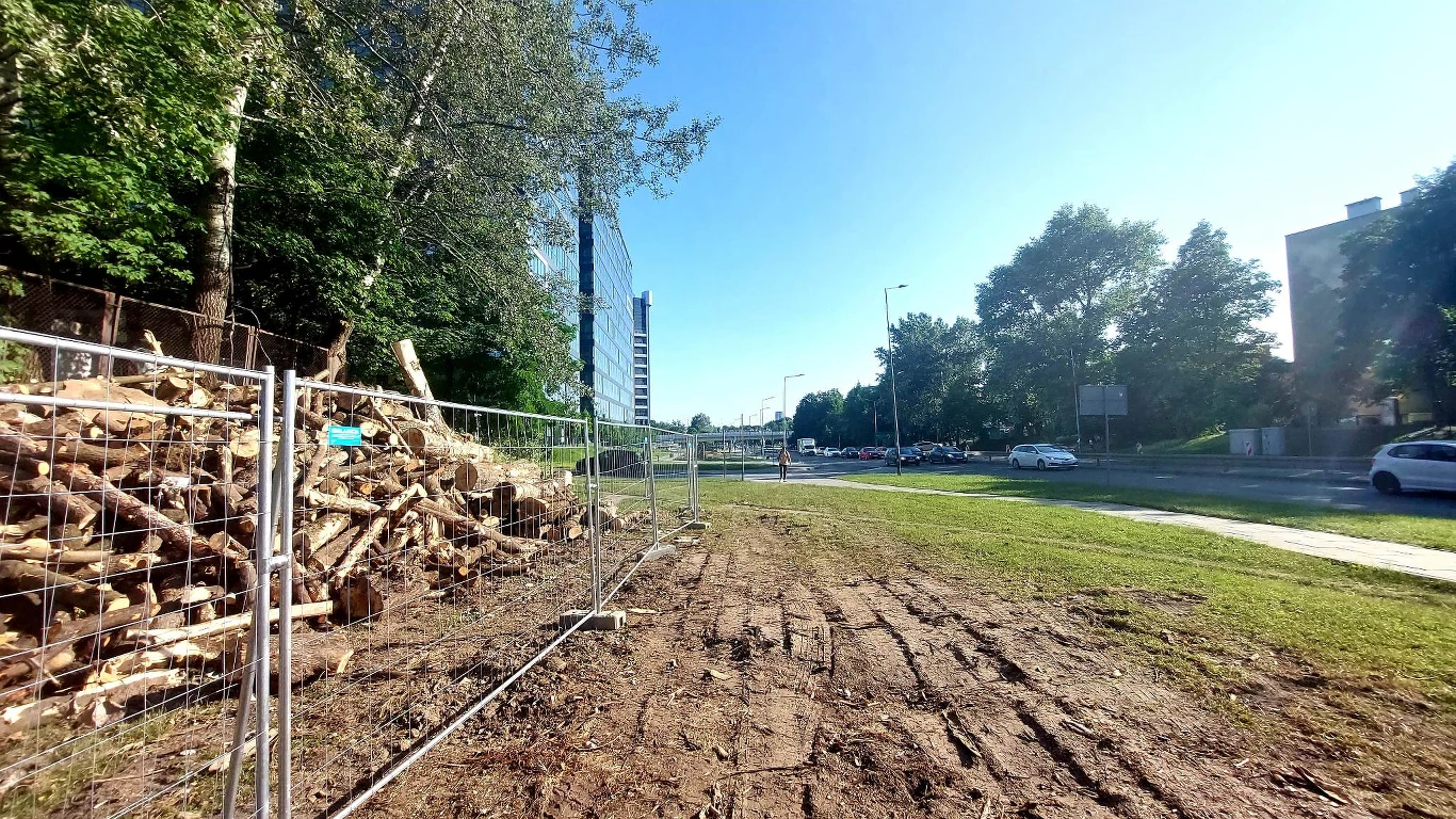 Władze miasta, na czele z prezydentem Jackiem Majchrowskim, realizację inwestycji zapowiedziały już w 2014 r. To wtedy ogłoszono przetarg na opracowanie koncepcji. Prace miały się rozpocząć w 2018 r., a zakończyć w 2021 r., choć optymistyczna wersja zakładała, że być może robotnicy oddadzą nowe torowisko do użytku już w 2019 r.