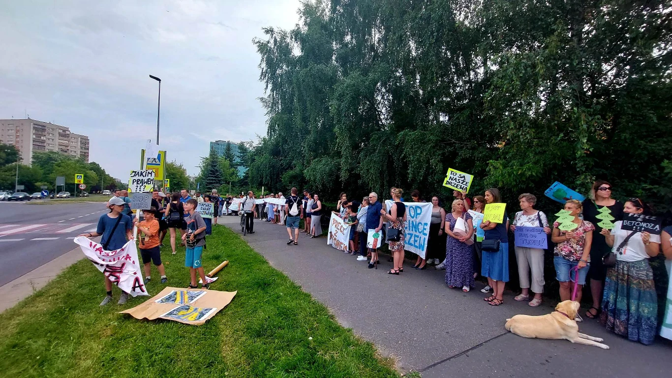 Teraz jest podobnie. Mieszkańcy protestowali podczas majowej sesji rady miasta, a dyskusja była burzliwa. W ciągu dwóch tygodni zebrali 7 tys. podpisów pod petycją wzywającą do ograniczenia skali inwestycji. Domagali się też przeprowadzenia konsultacji społecznych.