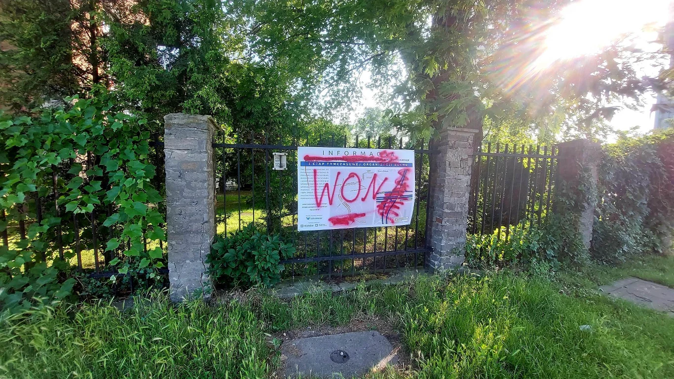 Przeciwko takiej skali inwestycji protestują krakowianie mieszkający przy trasie przebiegu nowej linii. Mieszkańcy od lat przekonują, że są za budową torowiska, ale mówią "nie" przeskalowanemu projektowi. Już w 2015 r. podczas konsultacji społecznych pomysł budowy poparło 89 proc. ankietowanych, ale co trzeci zgłaszał już wtedy zastrzeżenia co do ewentualnego rozmachu inwestycji. 