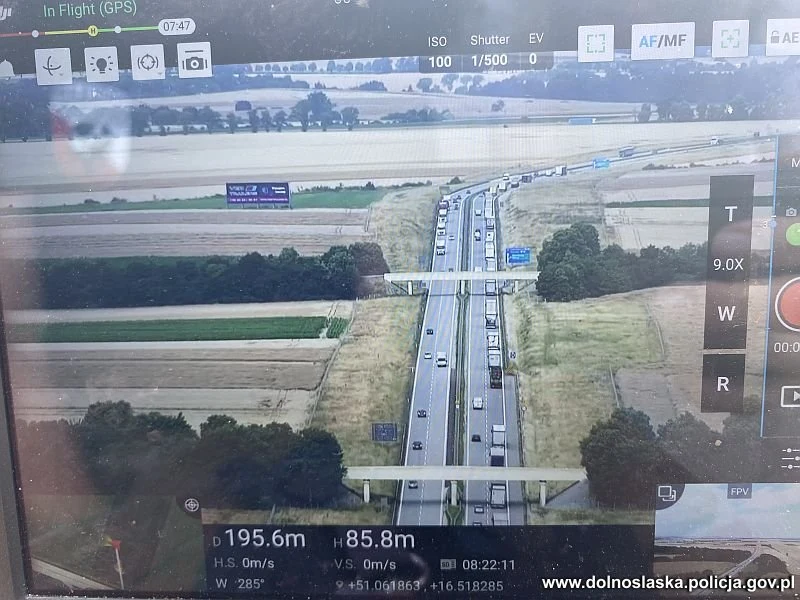 Widok z policyjnego drona na autostradę Widok z policyjnego drona na autostradę