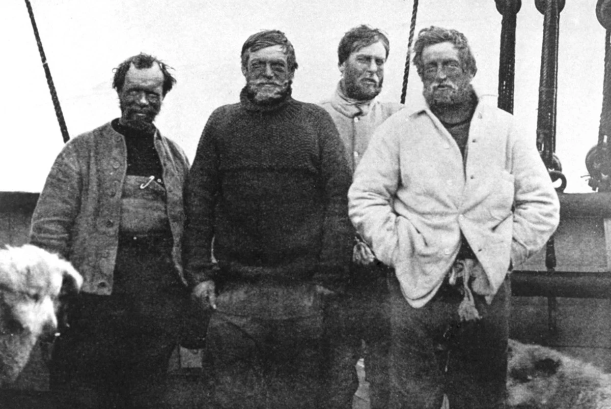 Członkowie wyprawy z lat 1907-1909: Wild, Shackleton, Marshall i Adams (od lewej) oraz psy.