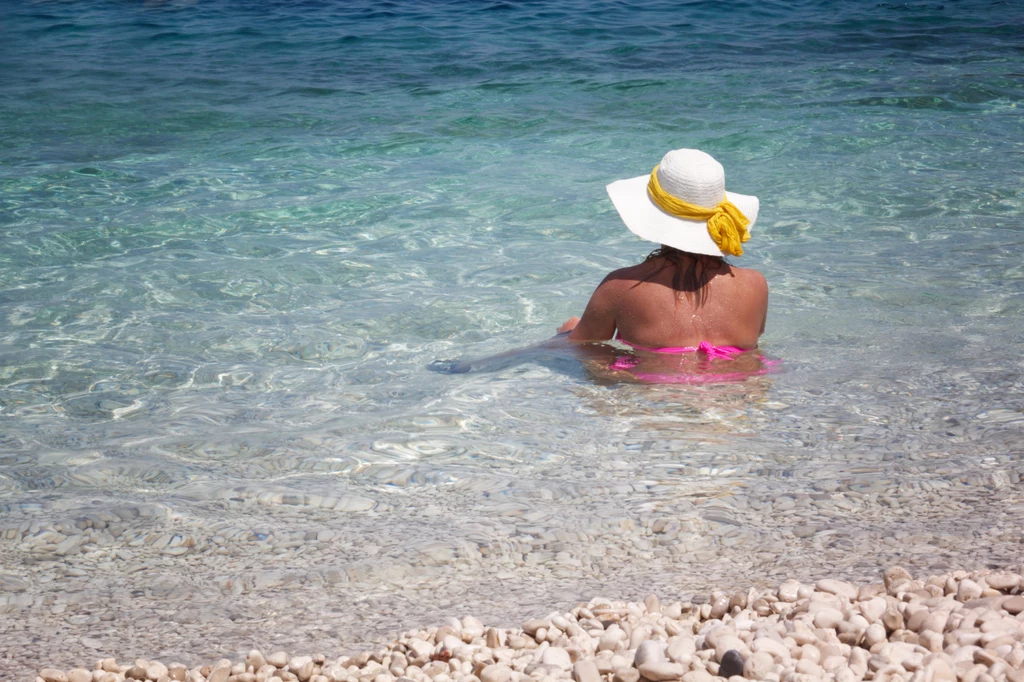 Turyści powinni zachować szczególną ostrożność plażując w Chorwacji w czasie upałów. Nakrycie głowy oraz krem z filtrem to podstawa
