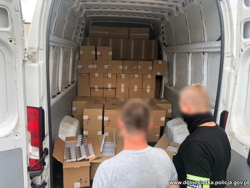 W samochodzie znaleziono 1 200 000 papierosów i kilka kompletów tablic dla zmylenia policji