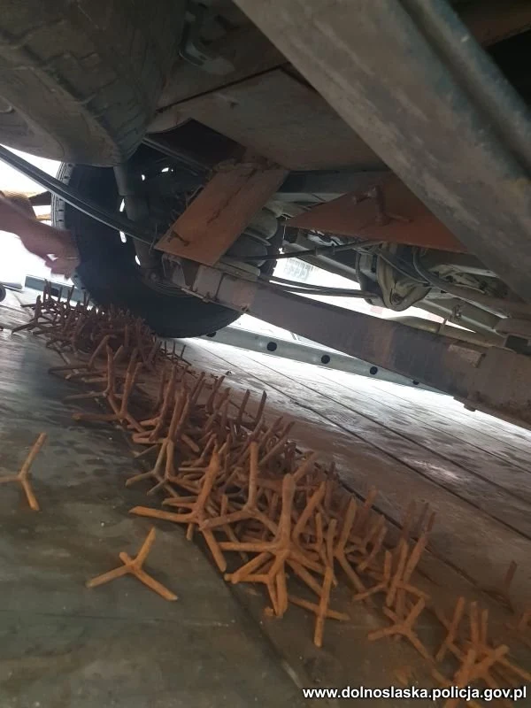 Pod podłogą busa znajdowały się trzy skrzynki z kolcami do przebijania opon w razie pościgu