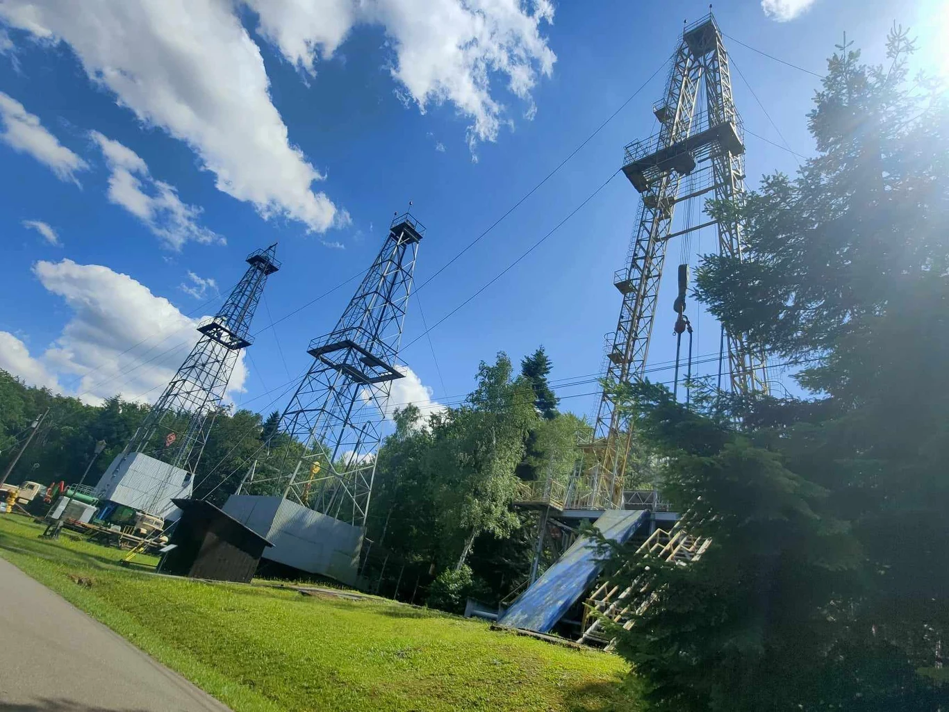 Wysokie wiertnice to jedne z najbardziej charakterystycznych obiektów w skansenie w Bóbrce Wysokie wiertnice to jedne z najbardziej charakterystycznych obiektów w skansenie w Bóbrce