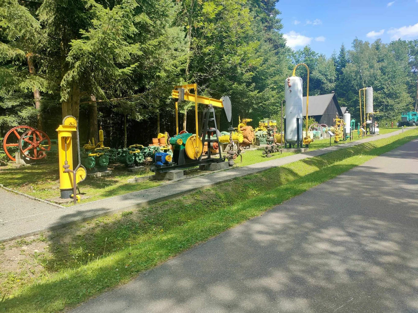 Naftowy sprzęt w kopalni w Bóbrce Naftowy sprzęt w kopalni w Bóbrce