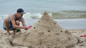 Mandat nawet za zamek z piasku na plaży? W tym kraju to norma