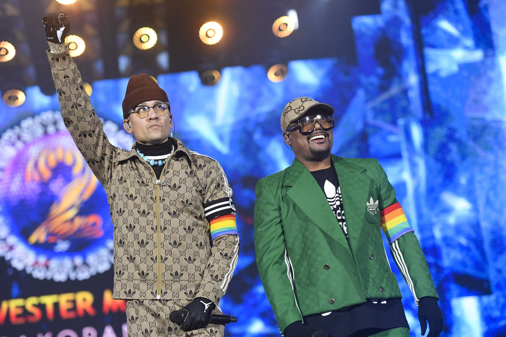 The Black Eyed Peas z tęczowymi opaskami podczas sylwestra TVP w Zakopanem