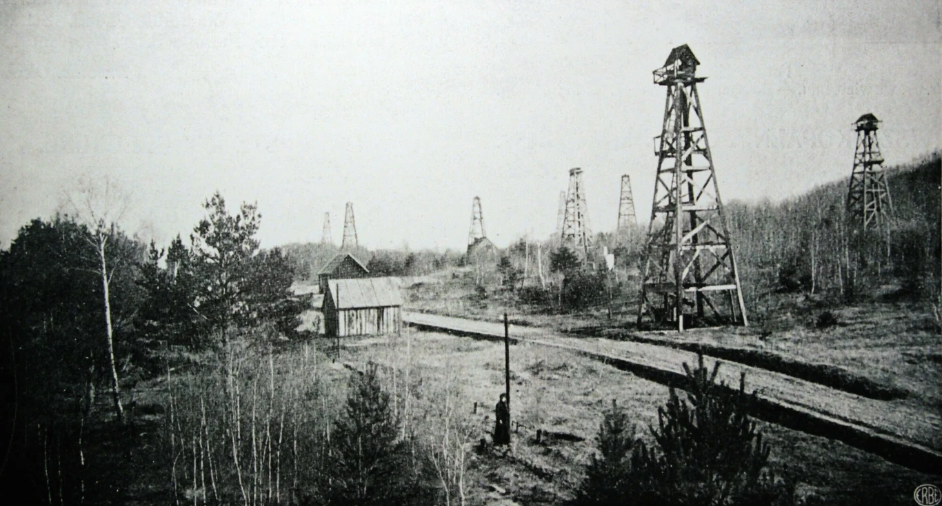 Kopalnia ropy naftowej w Bóbrce około 1910 roku. Wtedy na mapach nie było jeszcze Polski - zakład leżał w Austro-Węgrzech, na terenie Galicji Kopalnia ropy naftowej w Bóbrce około 1910 roku. Wtedy na mapach nie było jeszcze Polski - zakład leżał w Austro-Węgrzech, na terenie Galicji