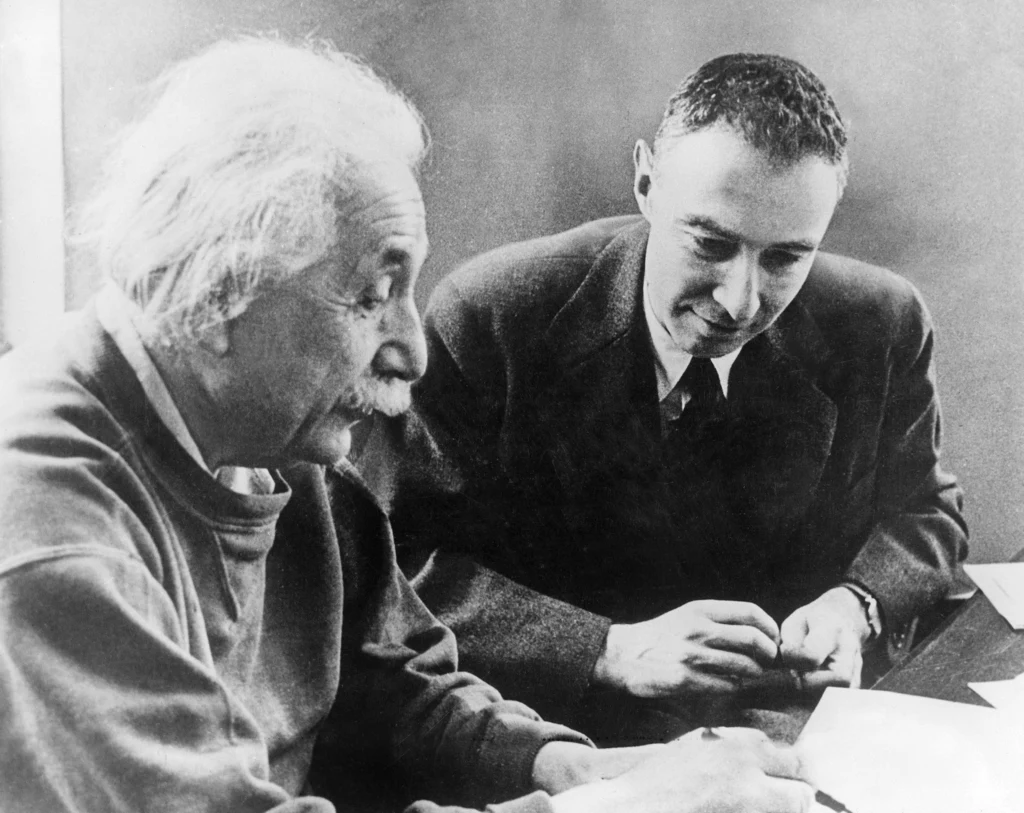 Albert Einstein rozmawiający z Robertem Oppenheimerem, 1947 rok.