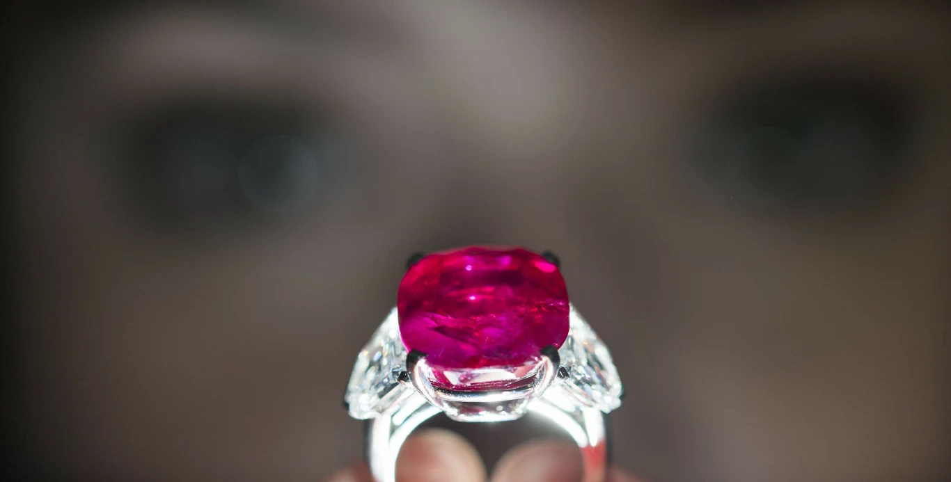Obdarowanie bliskiej osoby biżuterią z rubinem ma wyjątkowe znaczenie