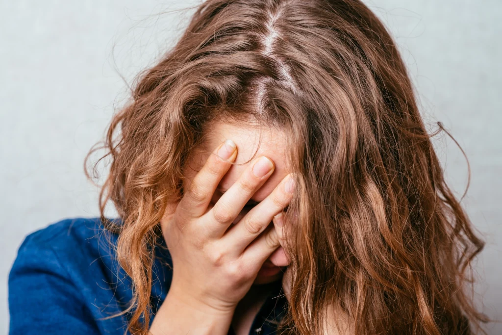 W zespole Cushinga mamy do czynienia z "twarzą księżycowatą". W chorobie Hashimoto obrzęk dotyczy przede wszystkim policzków i doliny łez W zespole Cushinga mamy do czynienia z "twarzą księżycowatą". W chorobie Hashimoto obrzęk dotyczy przede wszystkim policzków i doliny łez