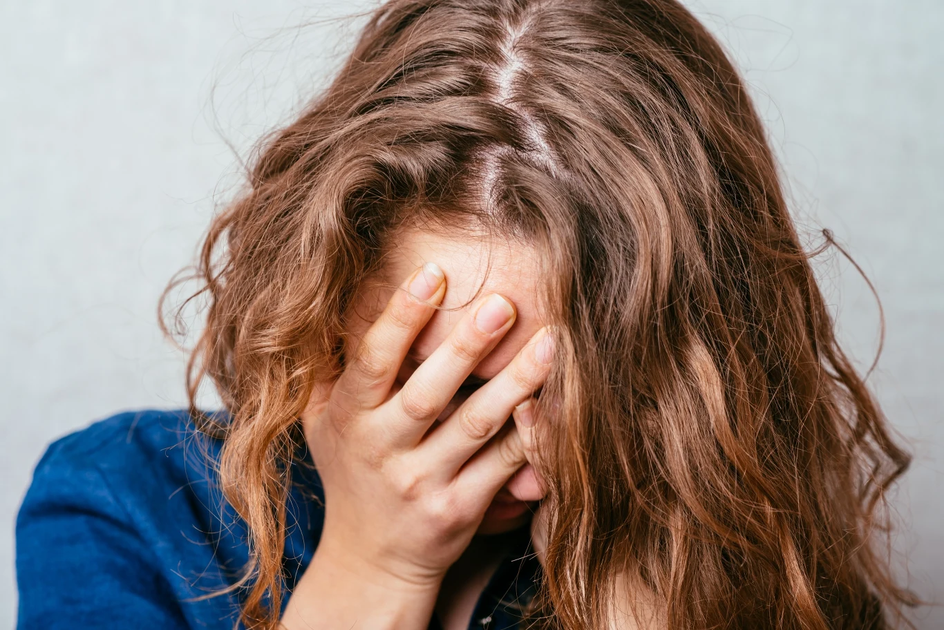 W zespole Cushinga mamy do czynienia z "twarzą księżycowatą". W chorobie Hashimoto obrzęk dotyczy przede wszystkim policzków i doliny łez