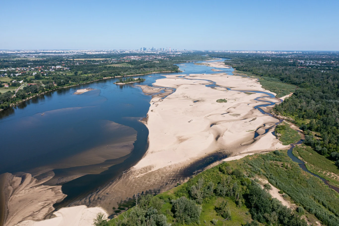 W 2022 roku odnotowano najniższy od 7 lat poziom wody w Wiśle, wodowskaz na Bulwarach pokazał 35 cm
