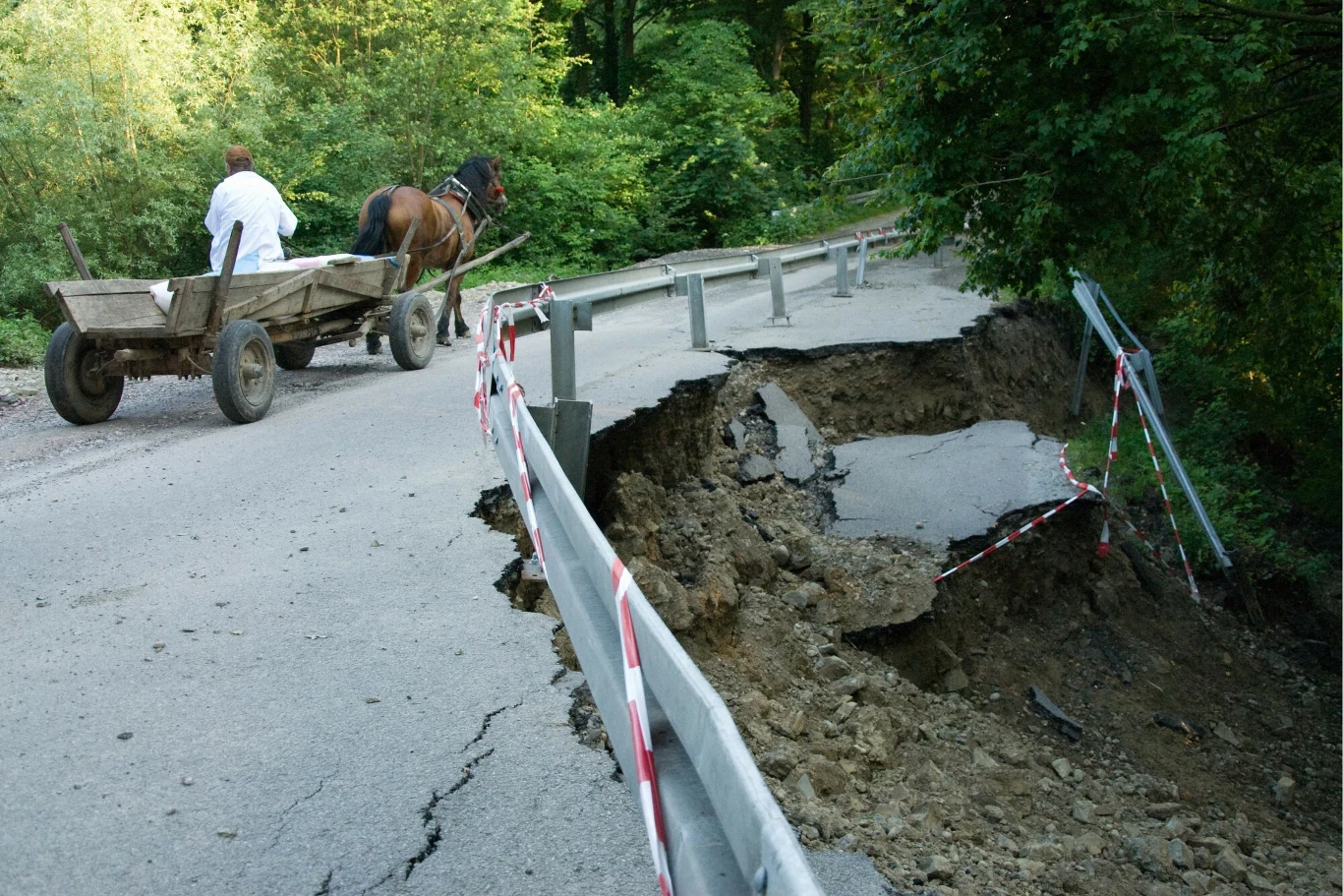 Osuwisko w Dąbrówce Szczepanowskiej w Małopolsce w 2010 r. W tamtym roku z powodu zjawisk ekstremalnych odnotowano straty w wysokości 1 proc. PKB 