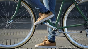 Odszkodowanie 28 tys. zł. Rowerzystka musi zapłacić za wjazd w auto.