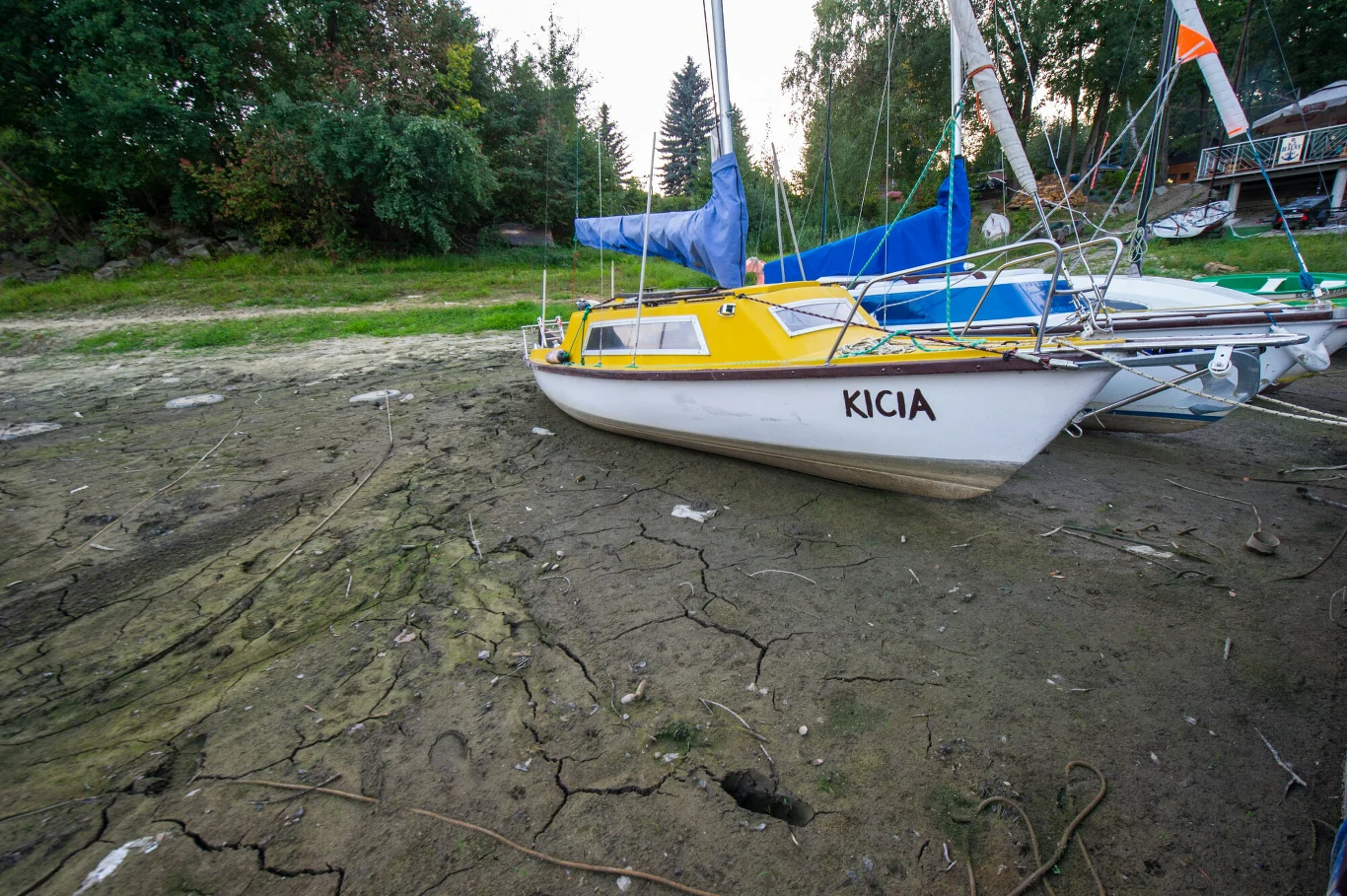Jezioro Żywieckie. W wyniku suszy latem 2015 r. lustro w porównaniu do normalnego stanu obnizyіo się o okoіo 2 metry