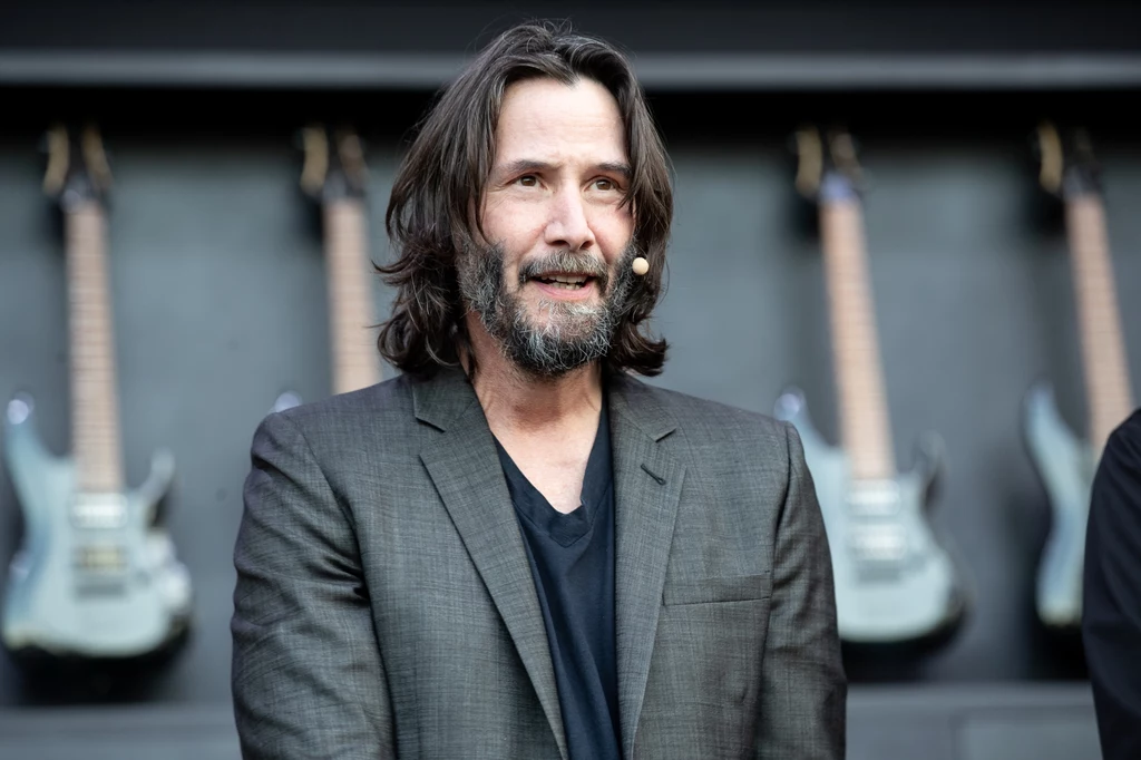 Keanu Reeves występuje jako basista w grupie Dogstar