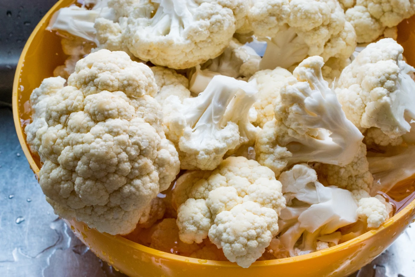 Kalafior jest dla organizmu cennym źródłem witaminy C oraz błonnika i warto zrobić z niego zupę