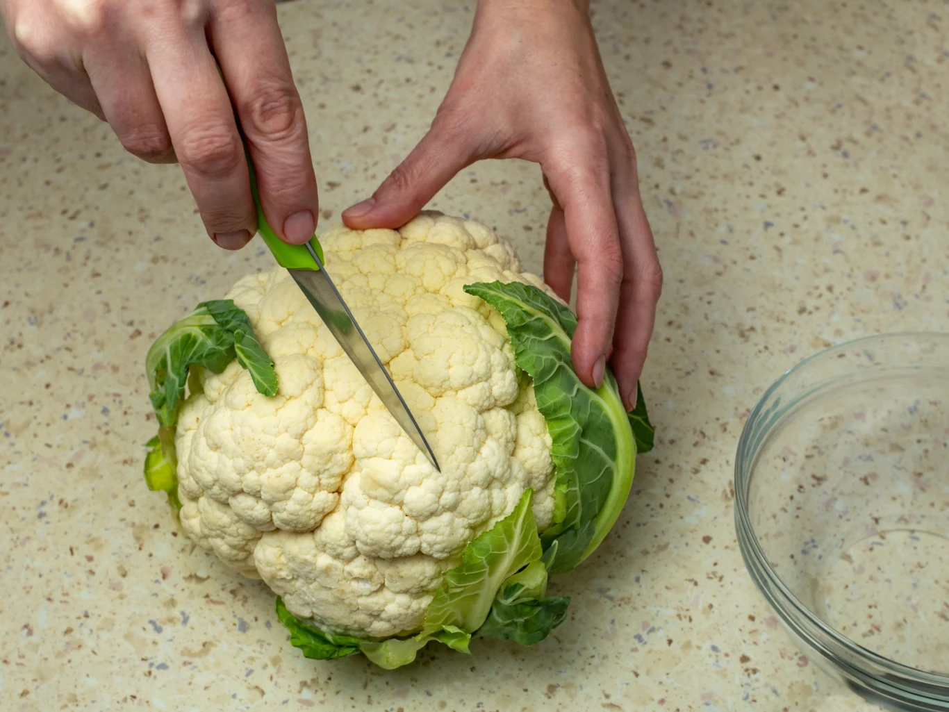 Aby zminimalizować ryzyko wystąpienia dolegliwości trawienne po spożyciu kalafiora, warto podawać go w towarzystwie czosnku, kminku czy kopru