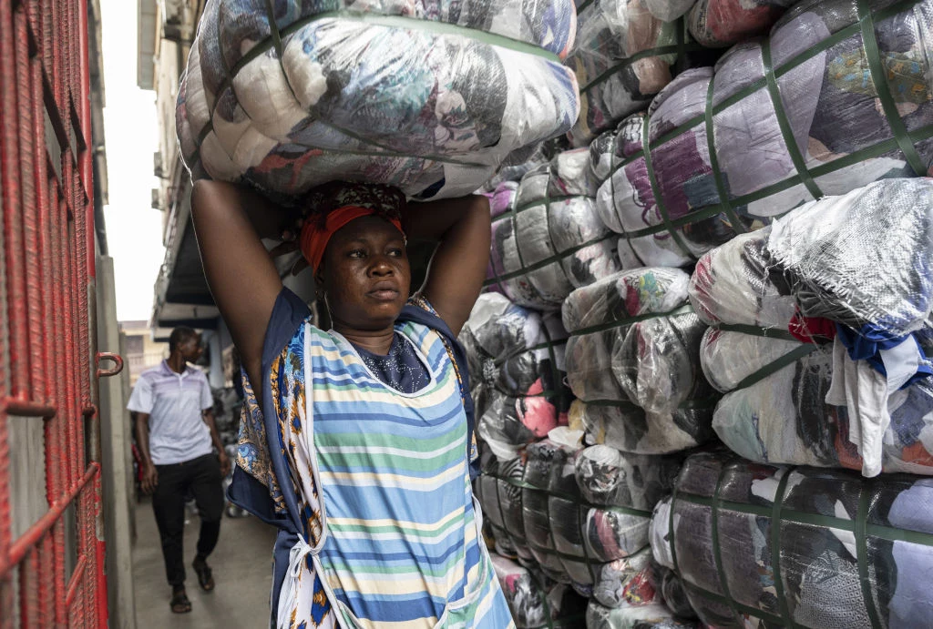Tylko 60 proc. ubrań, które trafia do Ghany, nadaje się do dalszej odsprzedaży. 