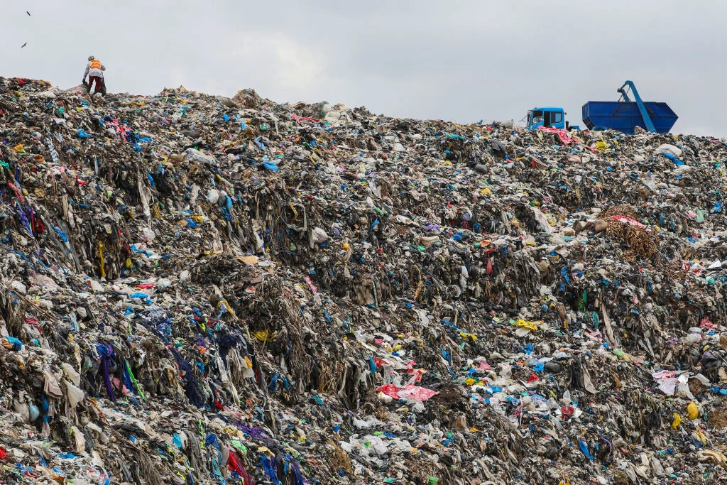W Ghanie powstają gigantyczne wysypiska ubrań, nad którymi rząd nie może zapanować. Jednak tak naprawdę czyje to śmieci?
