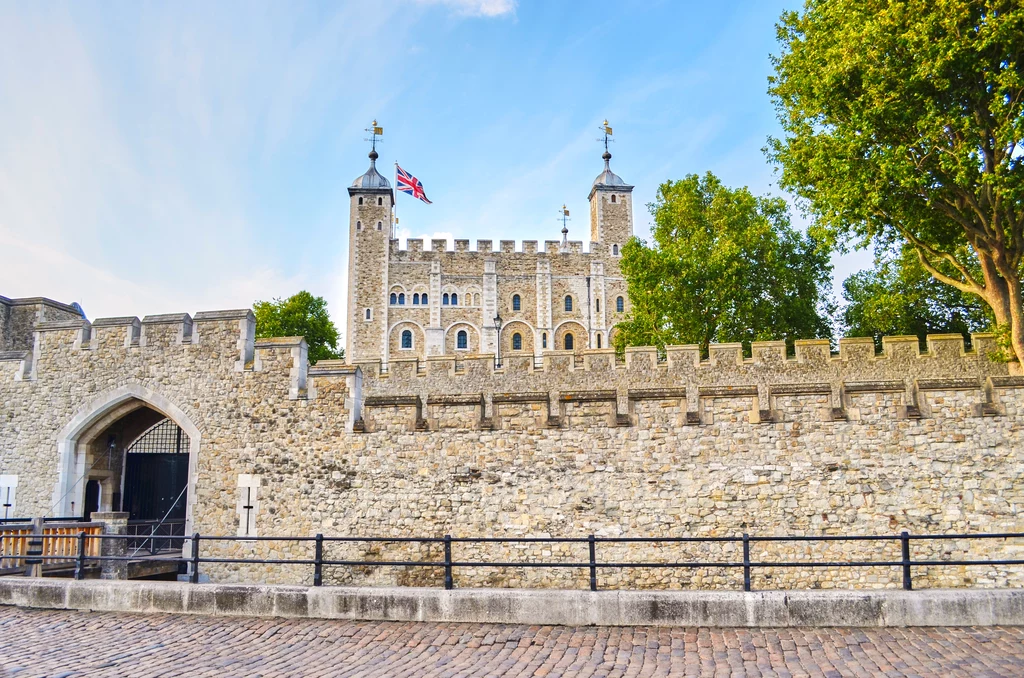 Długie kolejki turystów napotkamy w Tower of London