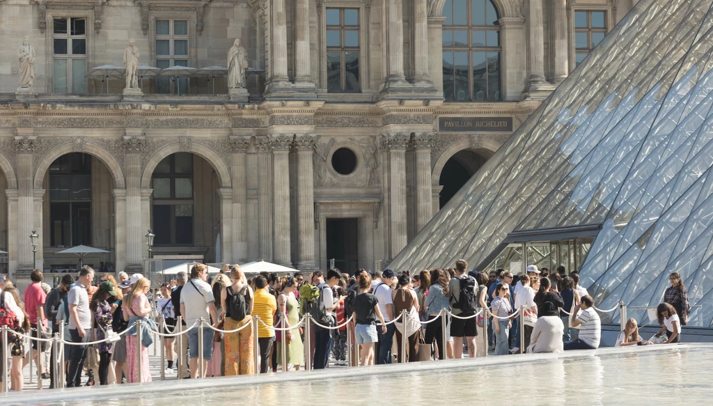 Na liście najbardziej zatłoczonych europejskich atrakcji turystycznych znalazł się paryski Luwr