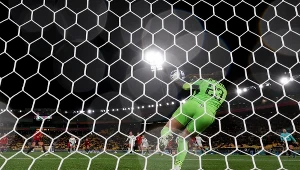 Bramkarka Kostaryki Daniela Solera broni rzut karny w meczu Hiszpania - Kostaryka