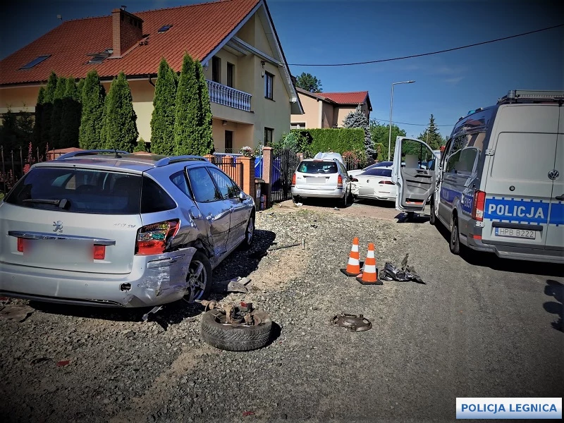 Miejsce wypadku, pijany kierowca jechał Fordem w głębi kadru