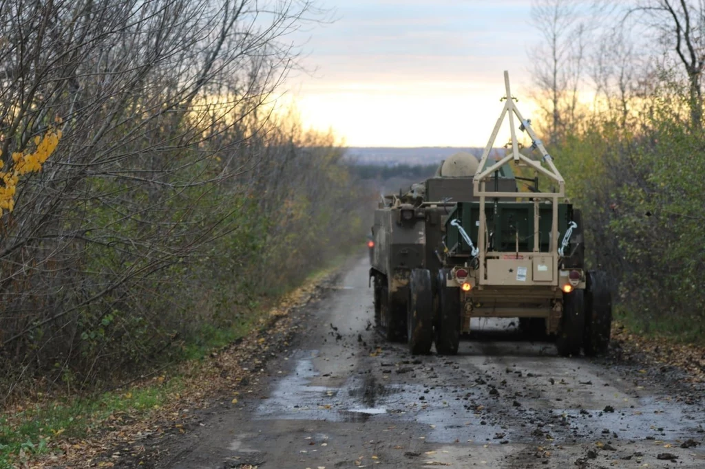 M58 MICLIC to amerykański odpowiednik UR-77 Meteorit, zdolny do niszczenia min na odległość. Ukraińcy zaczęli używać tego sprzętu już w listopadzie zeszłego roku