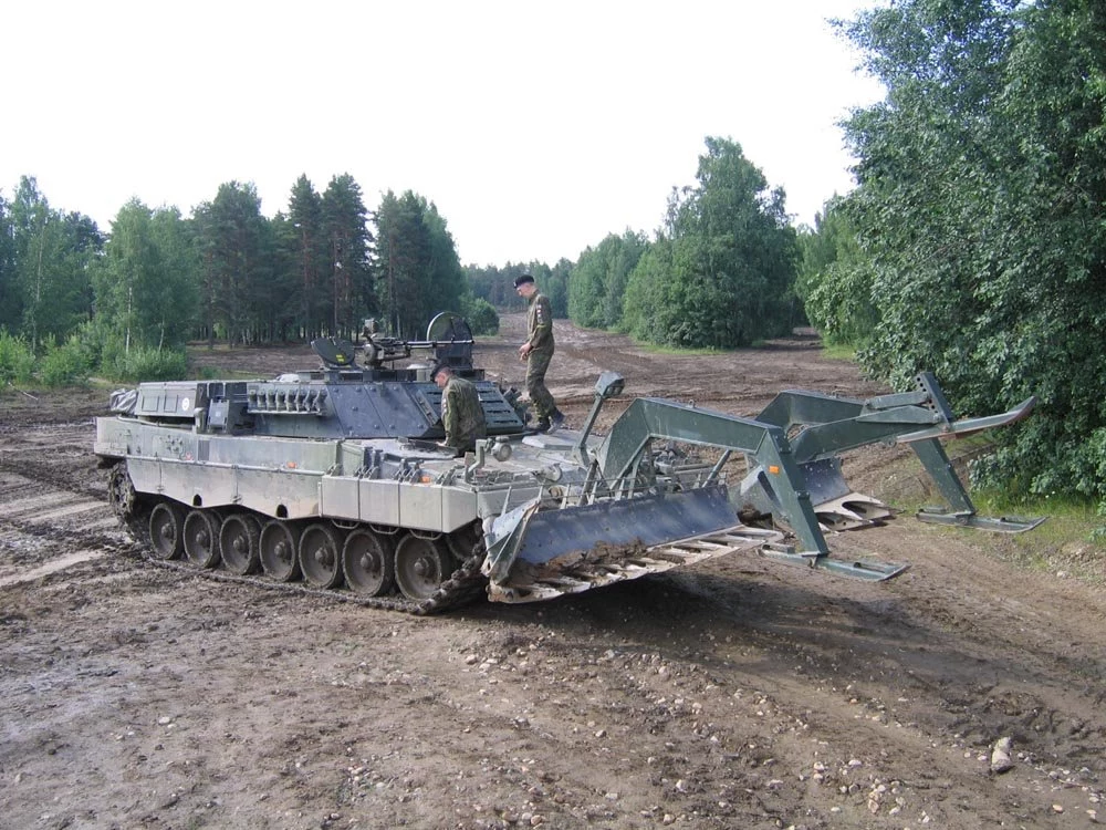 Za czołgami Leopard 2 do Ukrainy przybyły także ich specjalistyczne modyfikacje jak Leopard 2R z Finlandii. Helsinki przekazały Kijowowi wszystkie sześć modeli swoich maszyn