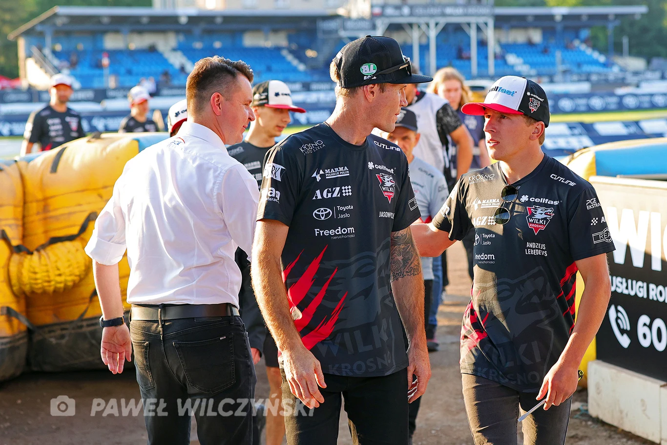 Prezes Grzegorz Leśniak, Jason Doyle i Andrzej Lebiediew. Prezes Grzegorz Leśniak, Jason Doyle i Andrzej Lebiediew.