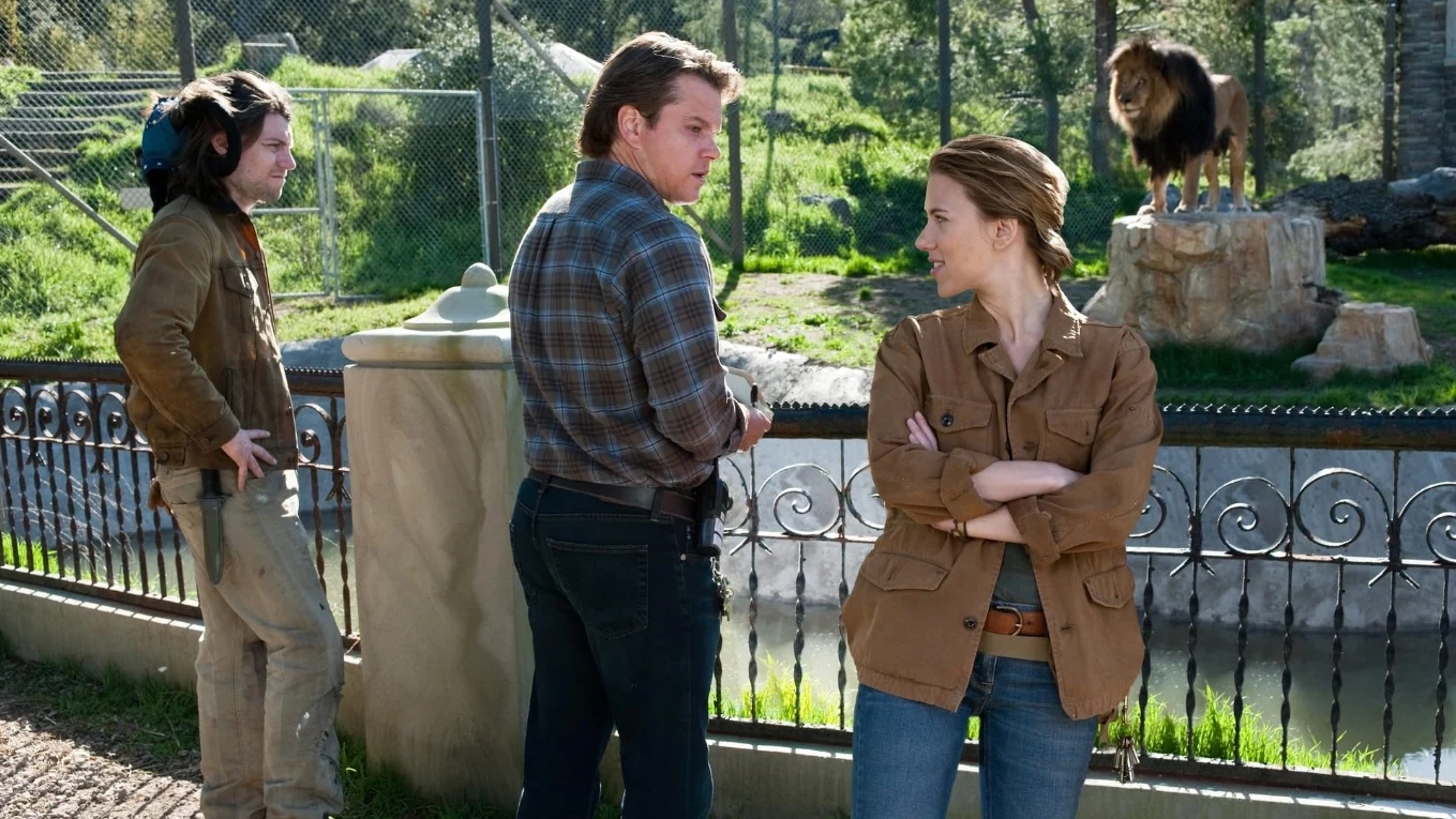 Matt Damon, Patrick Fugit i Scarlett Johansson w filmie "Kupiliśmy zoo"