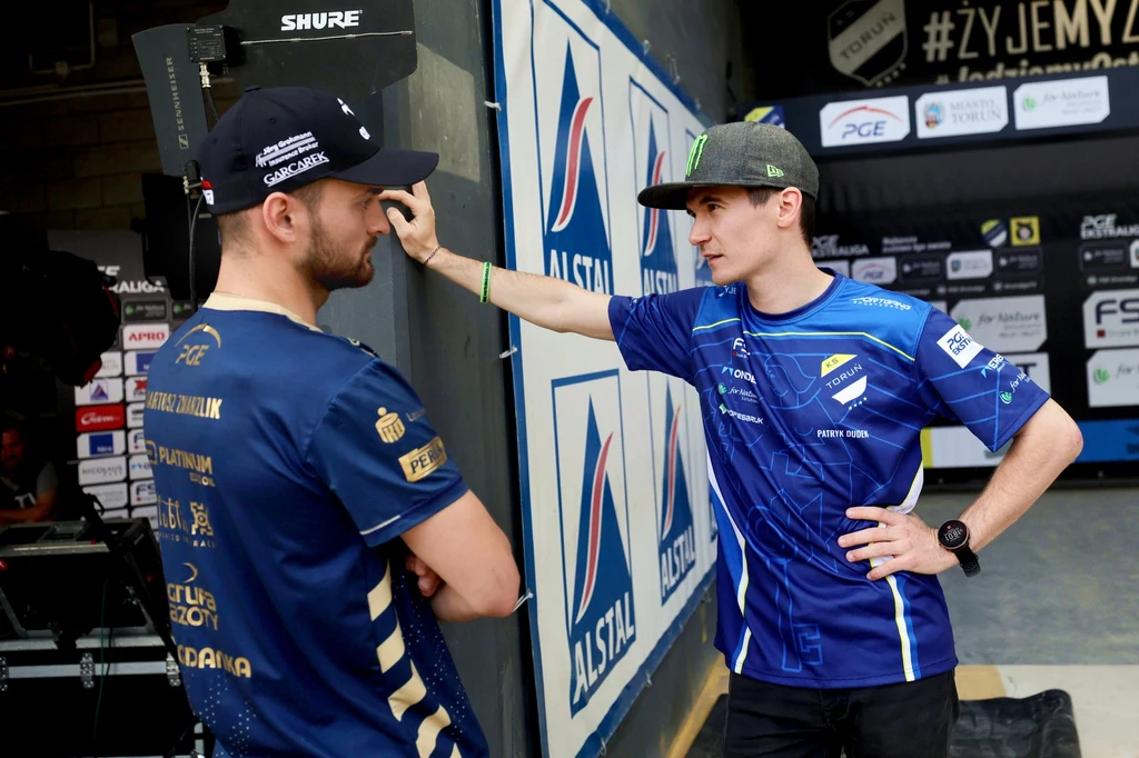 Bartosz Zmarzlik w rozmowie z Patrykiem Dudkiem przed meczem ligowym Bartosz Zmarzlik w rozmowie z Patrykiem Dudkiem przed meczem ligowym