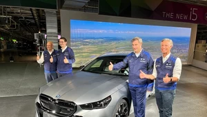 BMW i5 powstaje w fabryce z trawnikiem na dachu. Mają nawet własne pszczoły